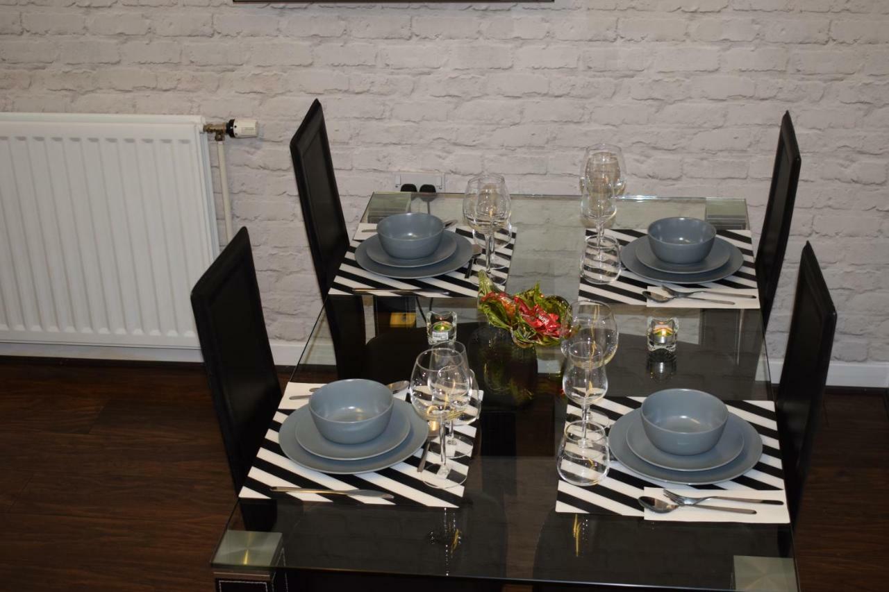 Silverburn New House With Free Parking And Nice Garden — Photos 1